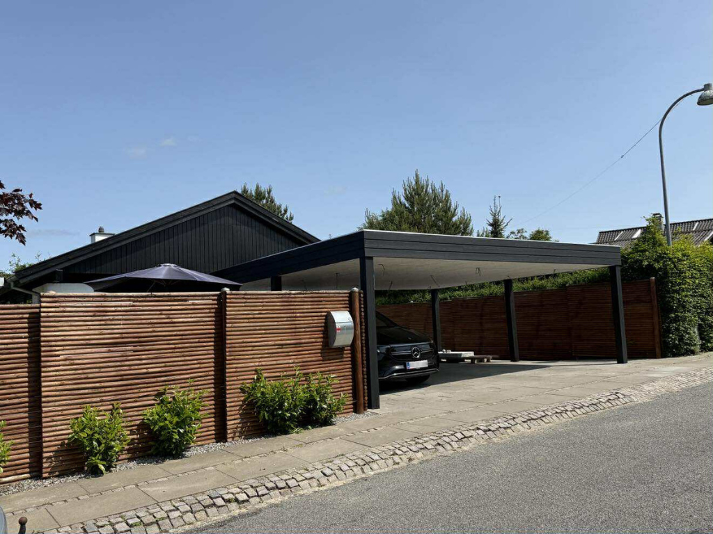Dobbelt carport set fra siden.